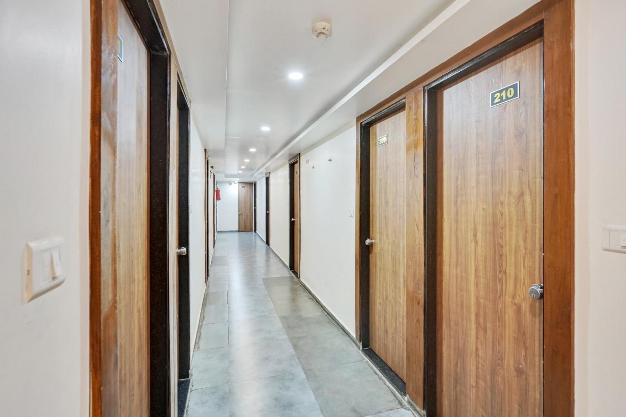 Super Collection O Kudasan Gandhinagar Formerly Hotel Royal Mansion Exterior photo