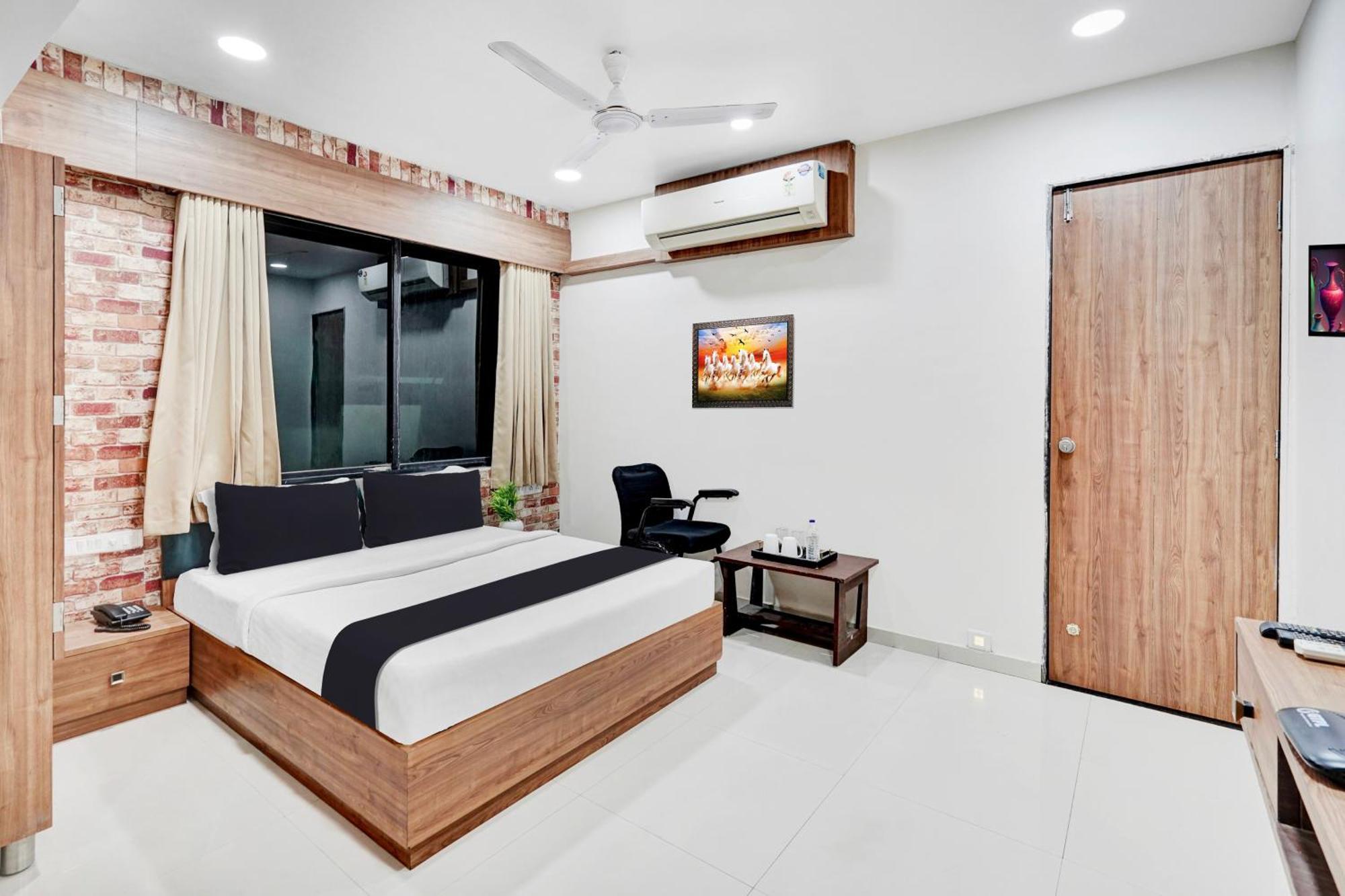 Super Collection O Kudasan Gandhinagar Formerly Hotel Royal Mansion Exterior photo